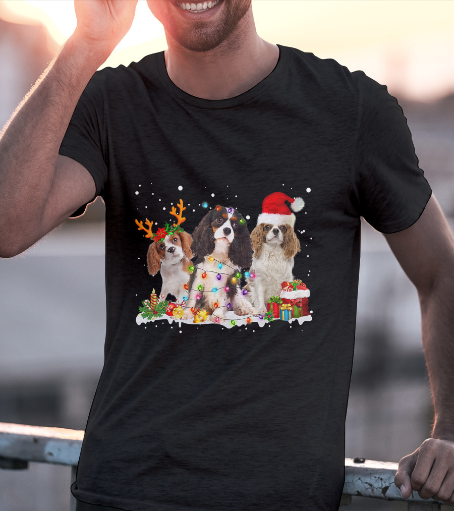 Cavalier King Charles Spaniel Festive Christmas Lights And Santa Hat Snow Scene T-Shirt