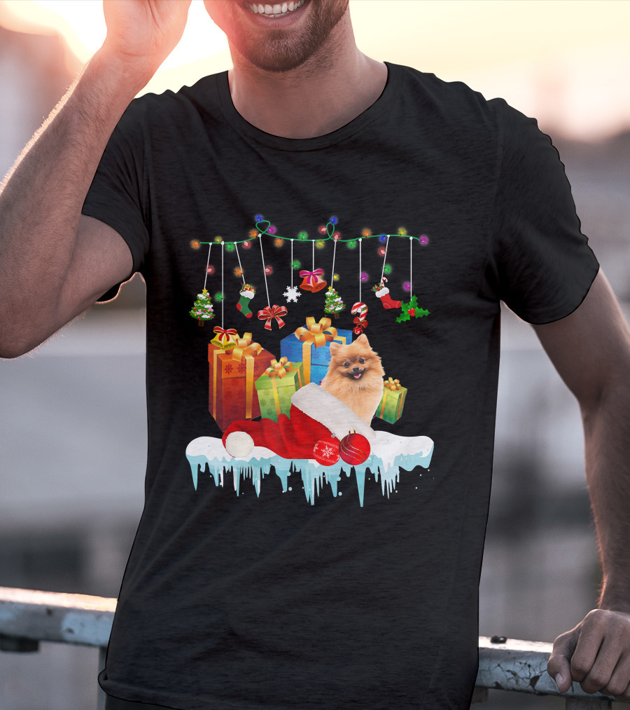 Pomeranian Santa Hat Surrounded By Christmas Gifts And Fairy Lights T-Shirt