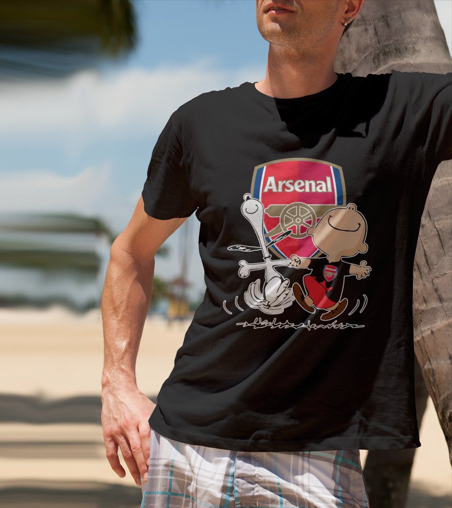 Arsenal Football Club Snoopy Charlie Brown Dancing Badge T-Shirt