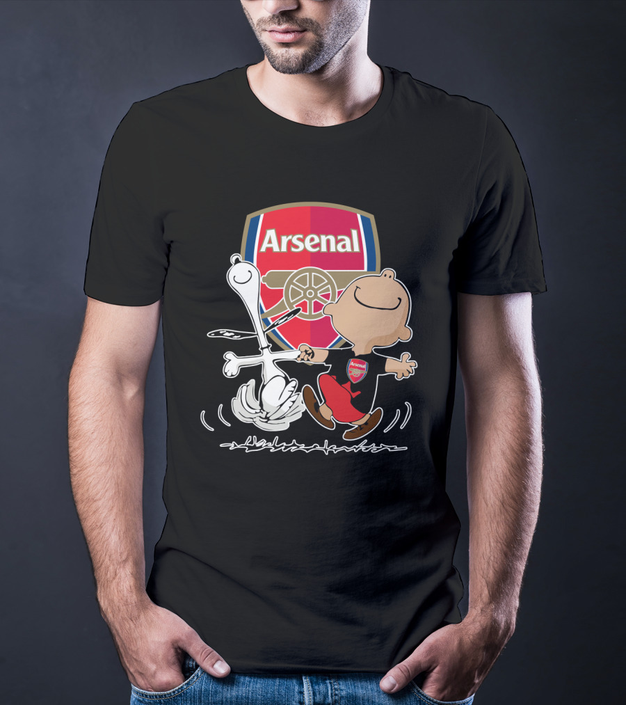 Arsenal Football Club Snoopy Charlie Brown Dancing Badge T-Shirt