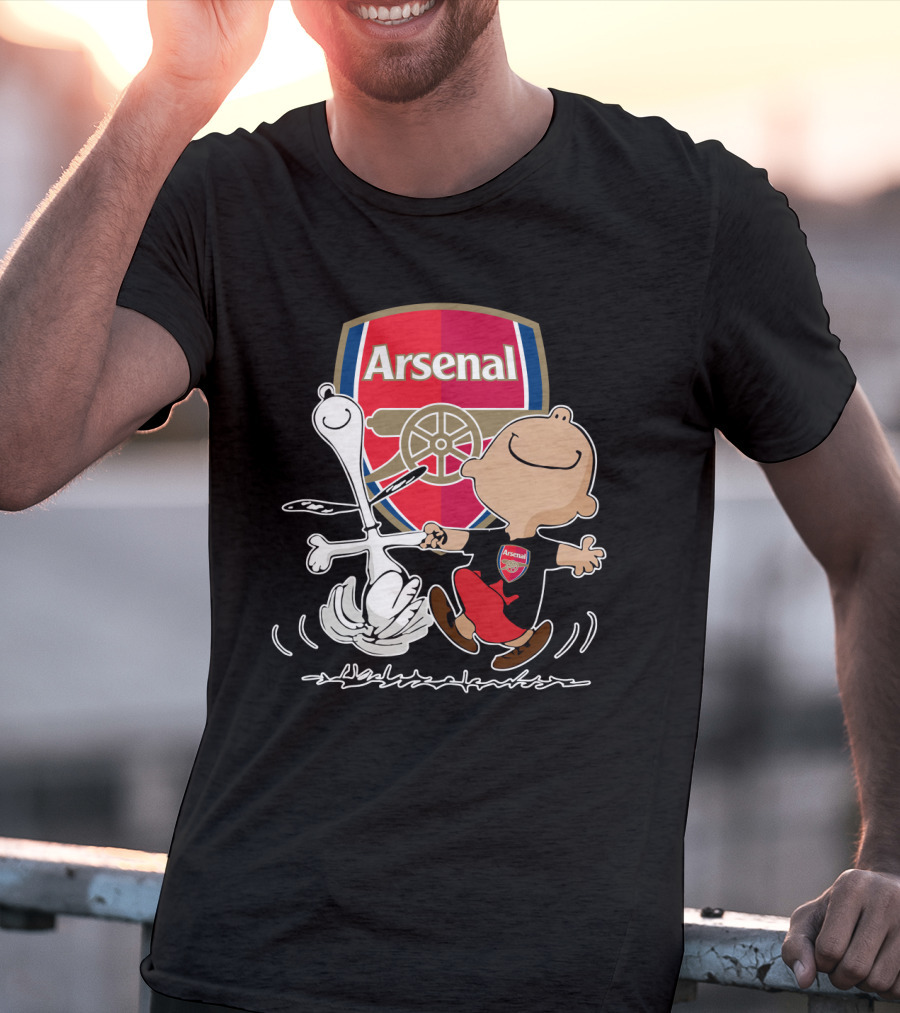 Arsenal Football Club Snoopy Charlie Brown Dancing Badge T-Shirt